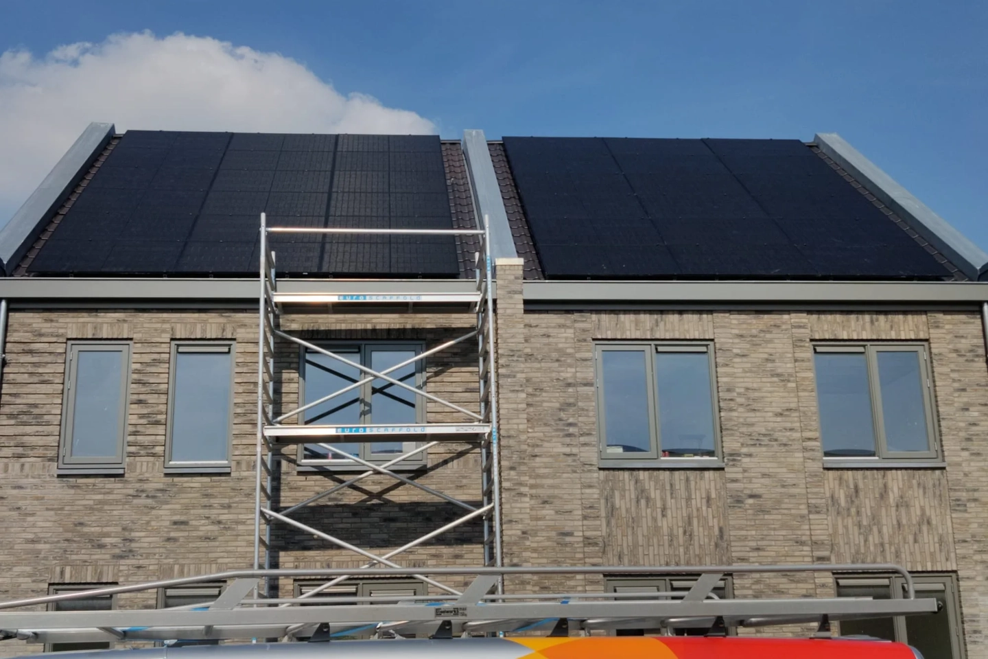 PVT-panelen gemonteerd op het dak van 2-onder-1 kap woningen