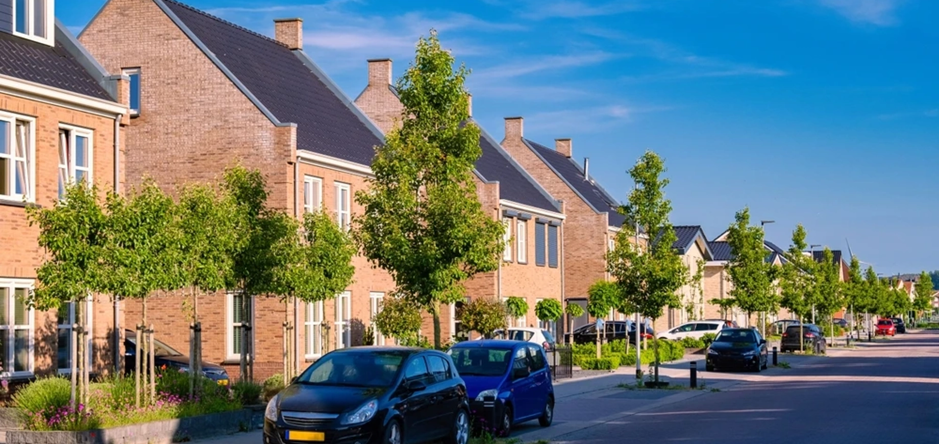 Rijtjes woningen in een woonwijk in Nederland
