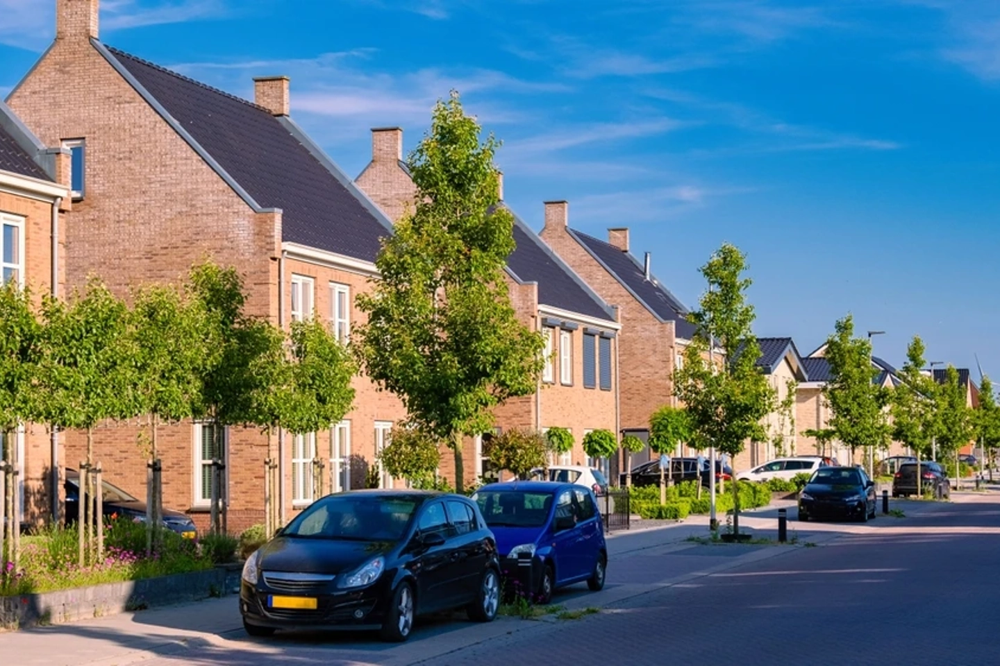 Rijtjes woningen in een woonwijk in Nederland