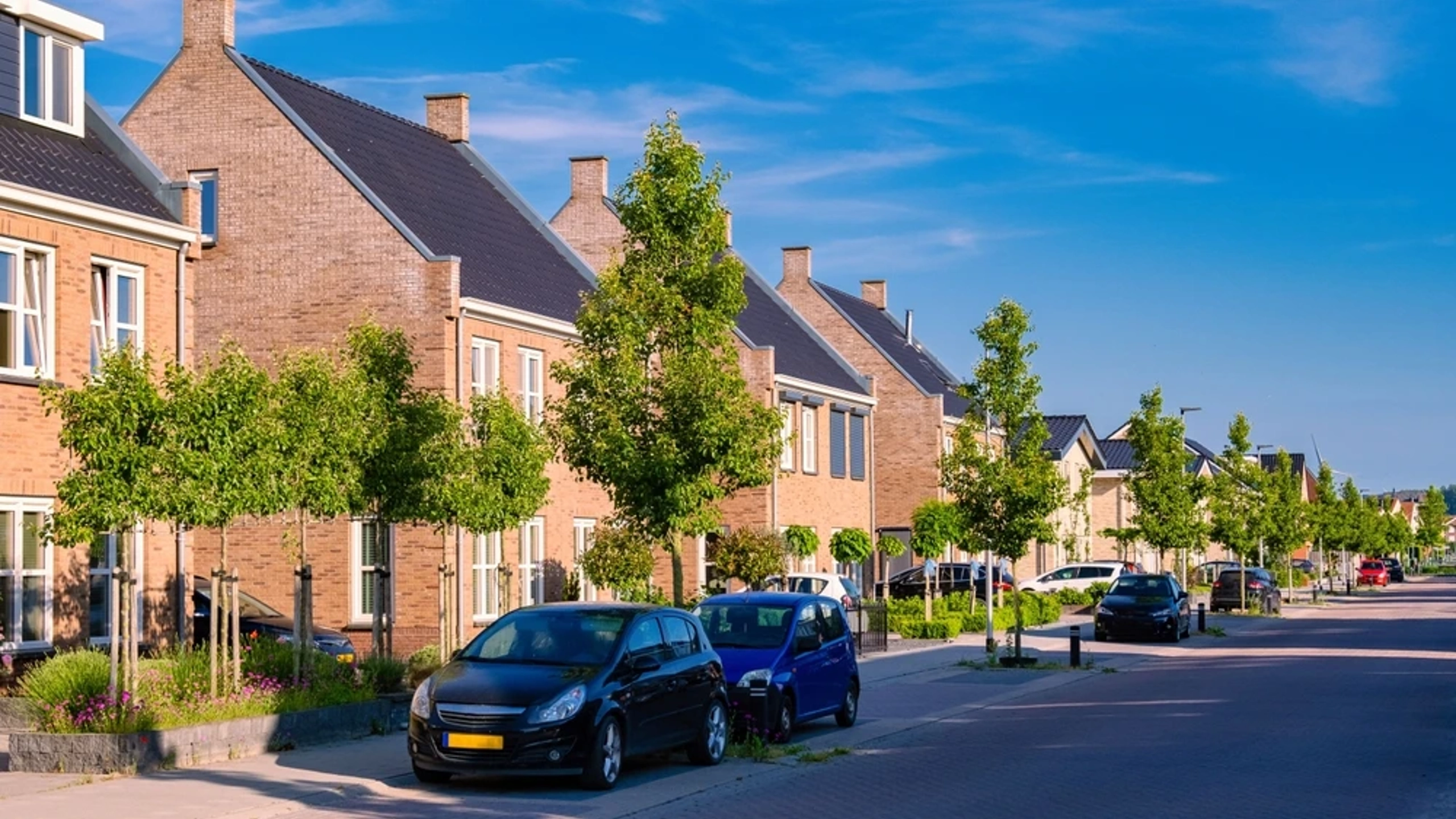 Rijtjes woningen in een woonwijk in Nederland