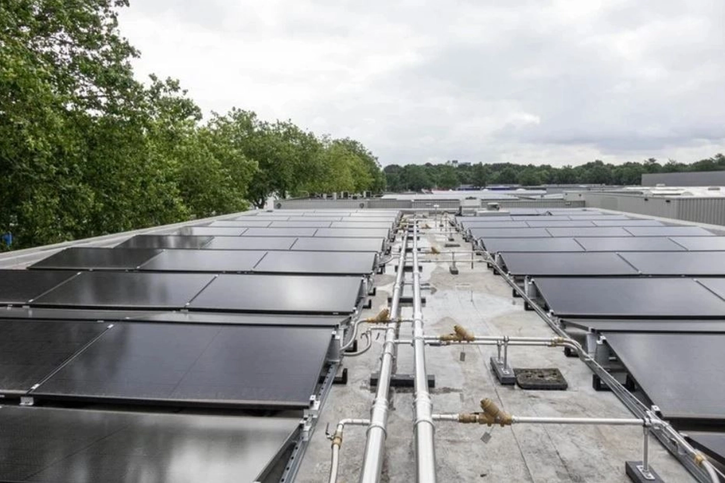 Installatie van PVT-panelen op dak van Diamantgroep in Tilburg
