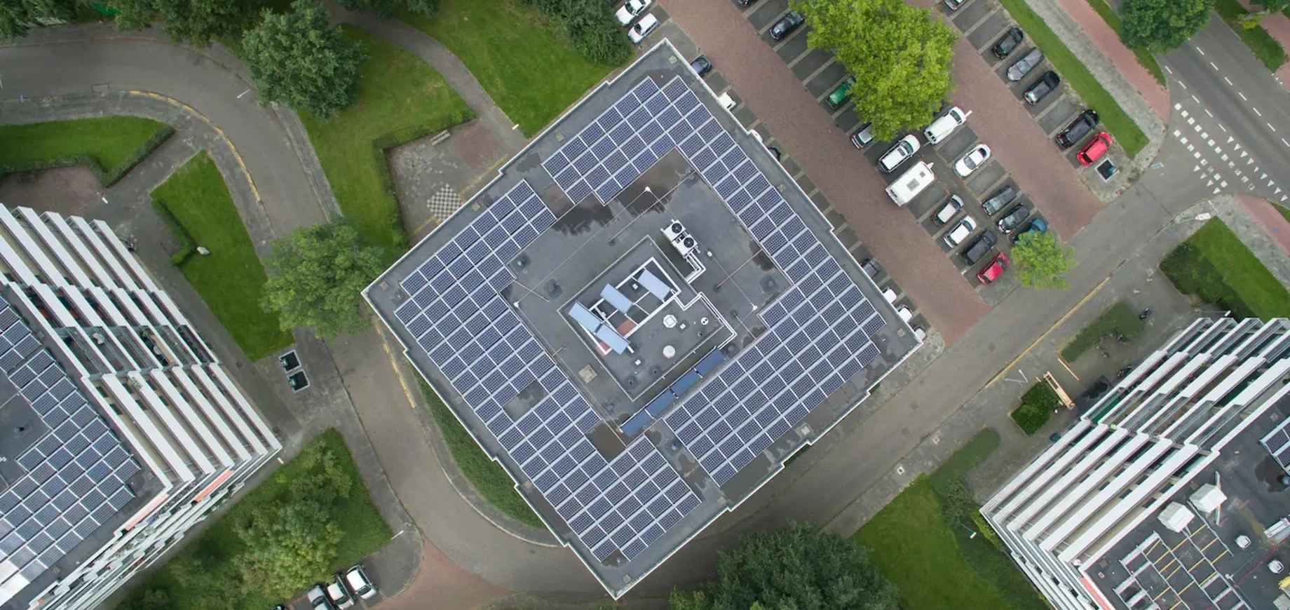 Zonnecollectoren plat dak op flat in Hilversum