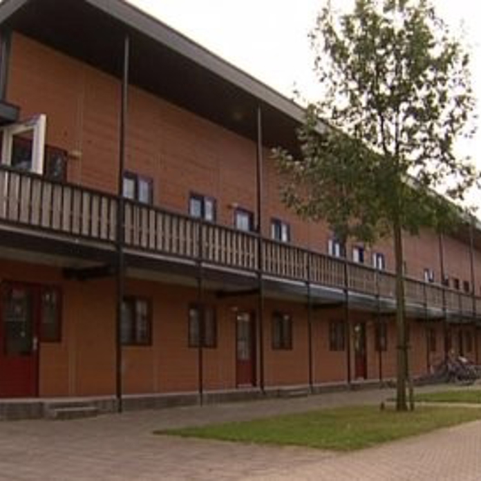 Voorkant gebouw met balkon