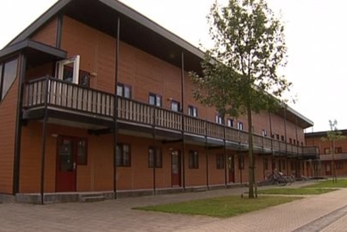 Voorkant gebouw met balkon