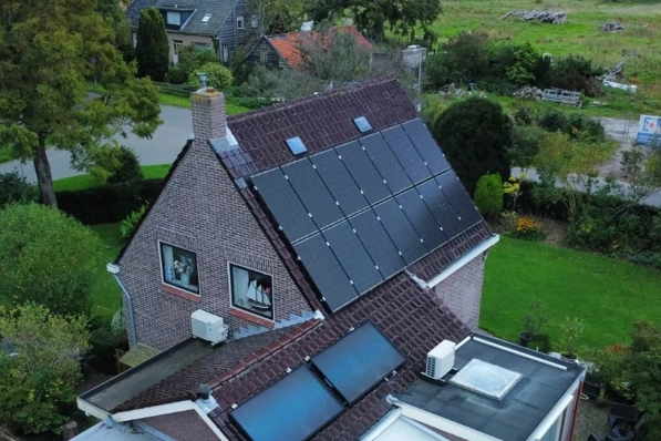 Vrijstaande woning met PVT panelen op het dak