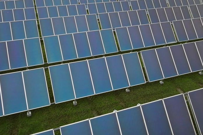 Veld zonnecollectoren van dichterbij in een weiland