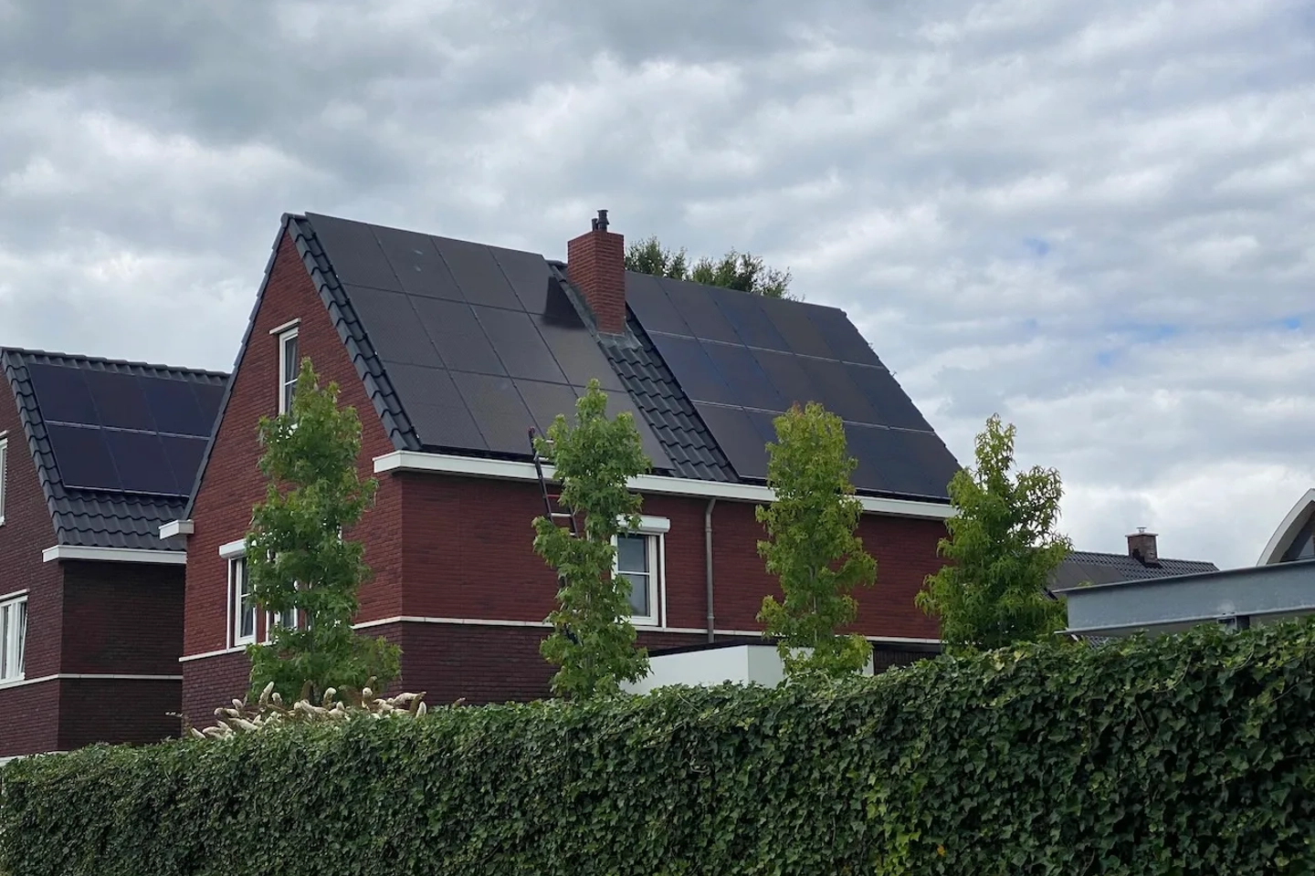 Woning met PVT-panelen op het dak tijdens installatie