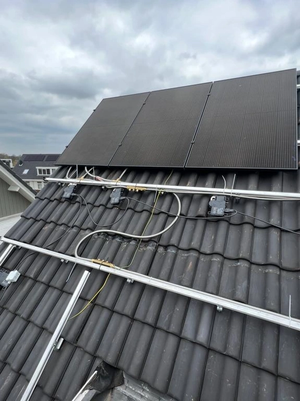 Installatie op het dak van PVT-panelen