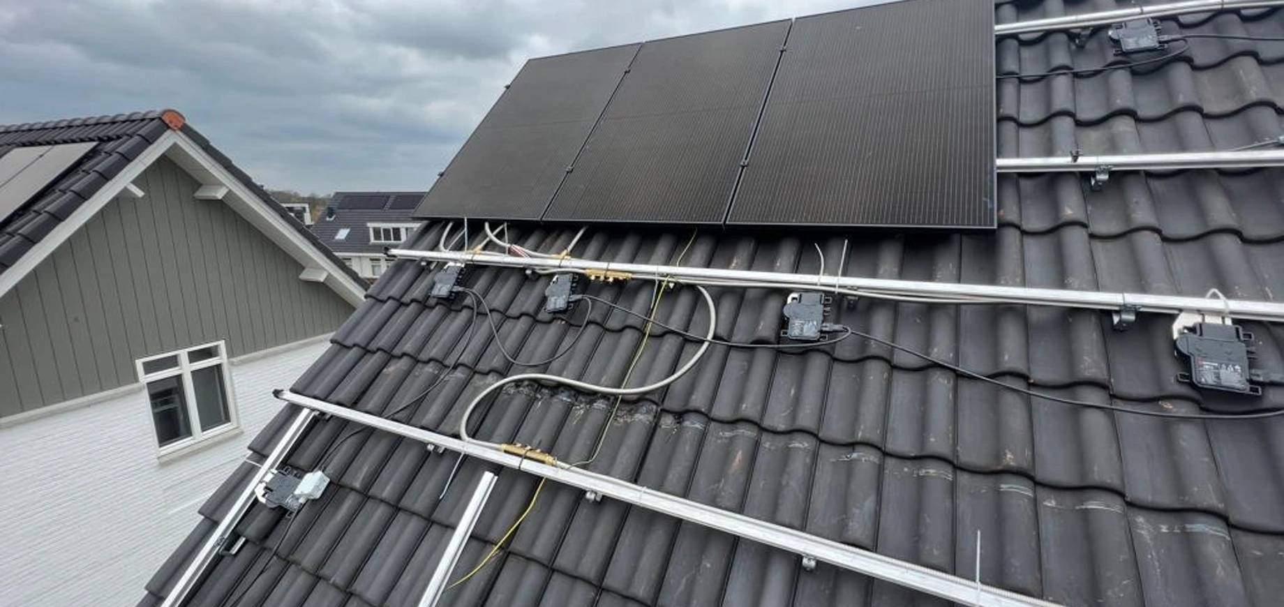 Installatie op het dak van PVT-panelen