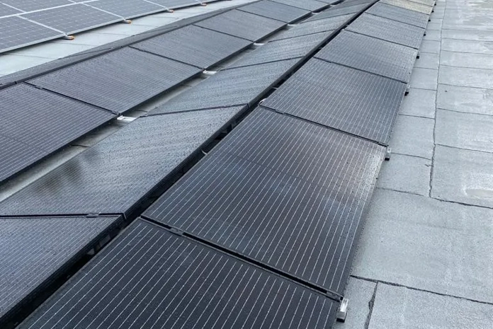 PVT-panelen op dak van bedrijfsgebouw na verduurzaming in Naaldwijk