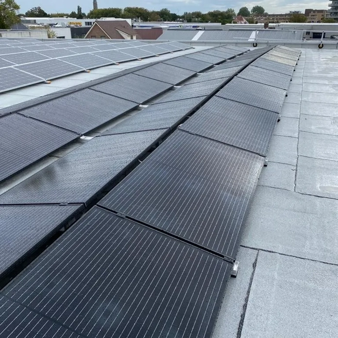PVT-panelen op dak van bedrijfsgebouw na verduurzaming in Naaldwijk