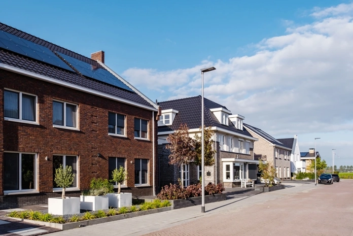 Straat met moderne woningen voorzien van zonnepanelen in een woonwijk