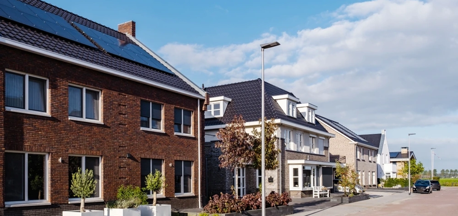 Straat met moderne woningen voorzien van zonnepanelen in een woonwijk