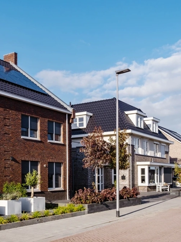 Straat met moderne woningen voorzien van zonnepanelen in een woonwijk
