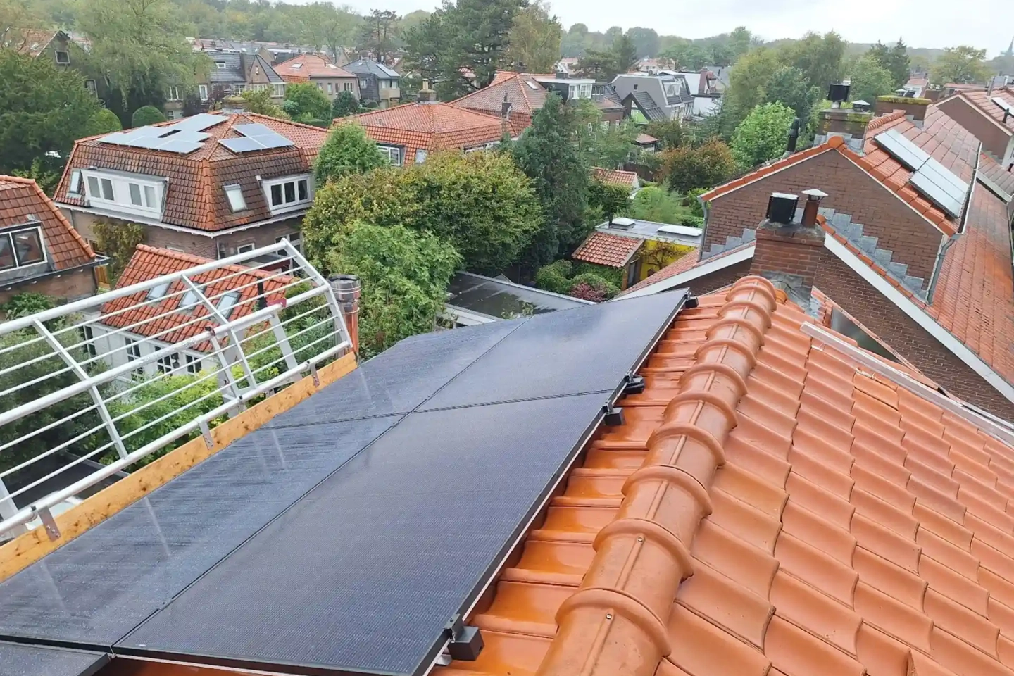PVT-panelen op schuine daken in Haarlem