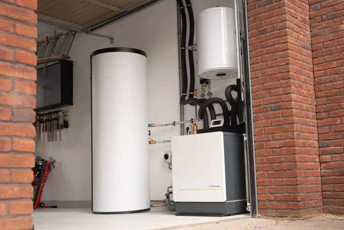 Opslagvat, buffertank en warmtepomp in garage in De Meern