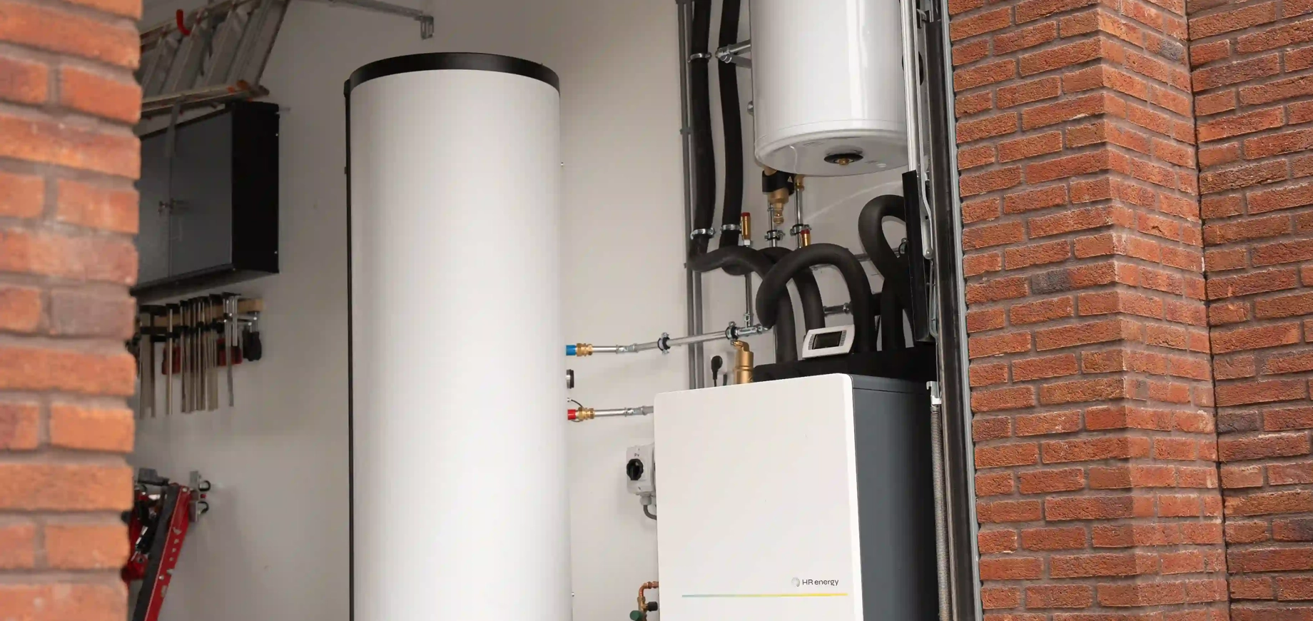 Qube-warmtepomp van HR energy binnen opgesteld in een technische ruimte