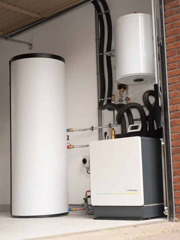 Qube-warmtepomp van HR energy binnen opgesteld in een technische ruimte