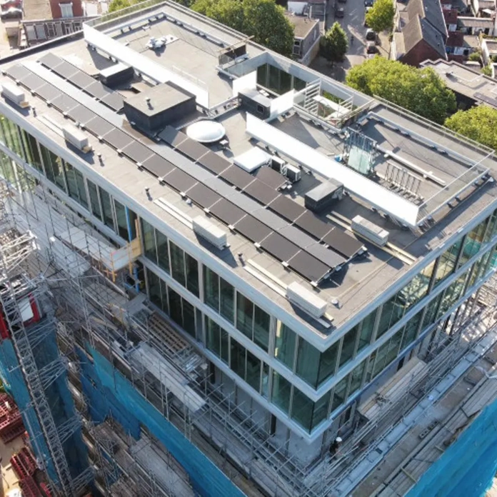 Installatie van PVT-panelen op dak van gebouw in Leiden