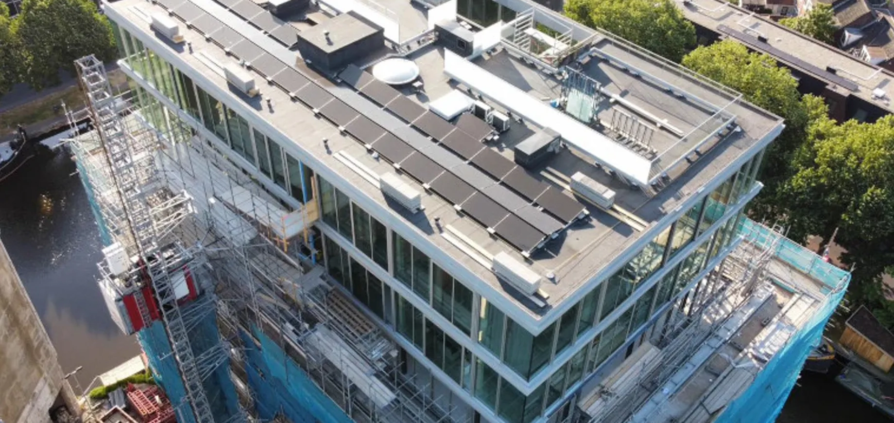 Installatie van PVT-panelen op dak van gebouw in Leiden