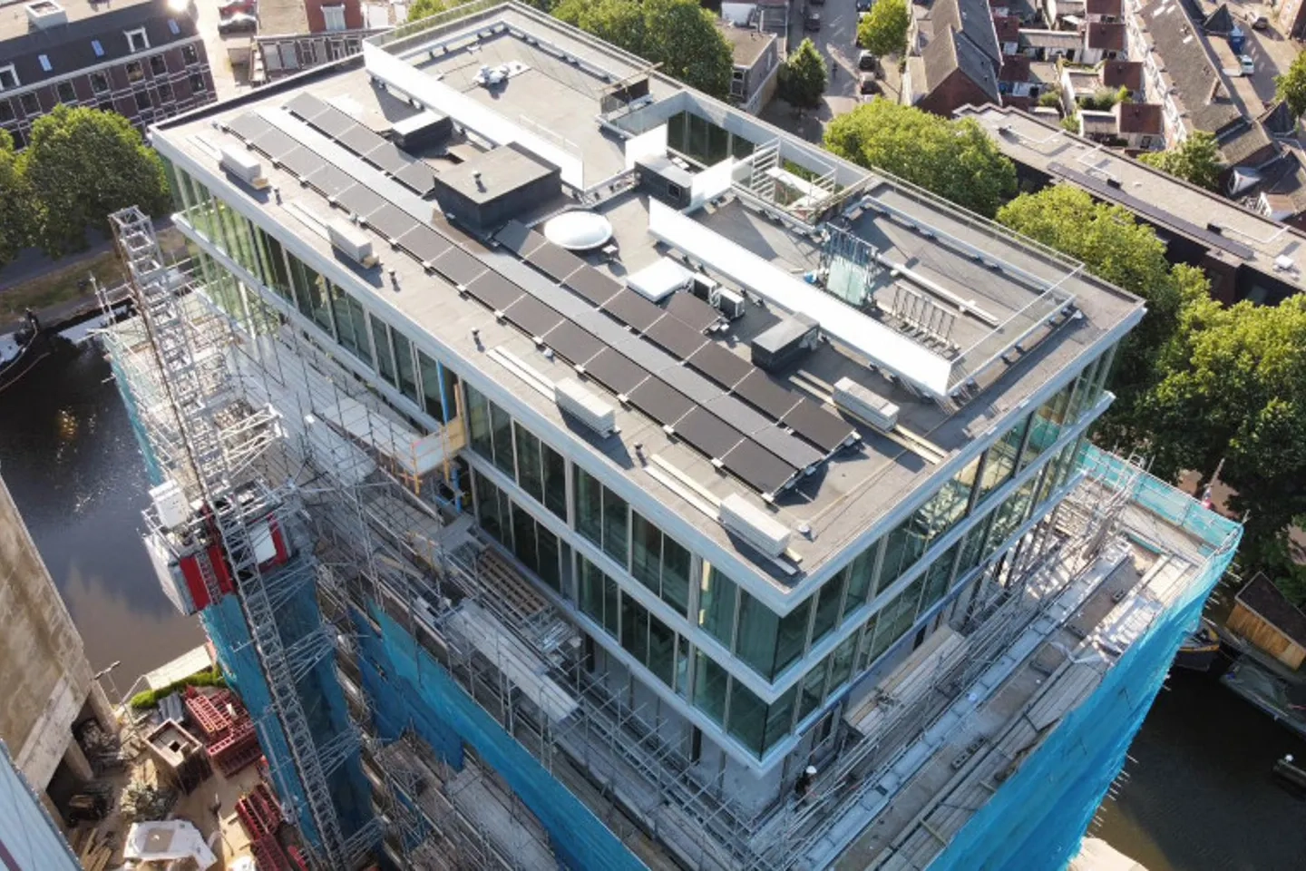 Installatie van PVT-panelen op dak van gebouw in Leiden