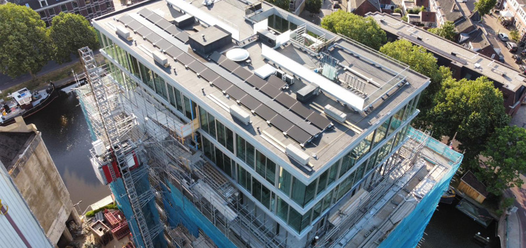 PVT panelen op het dak van een bedrijf