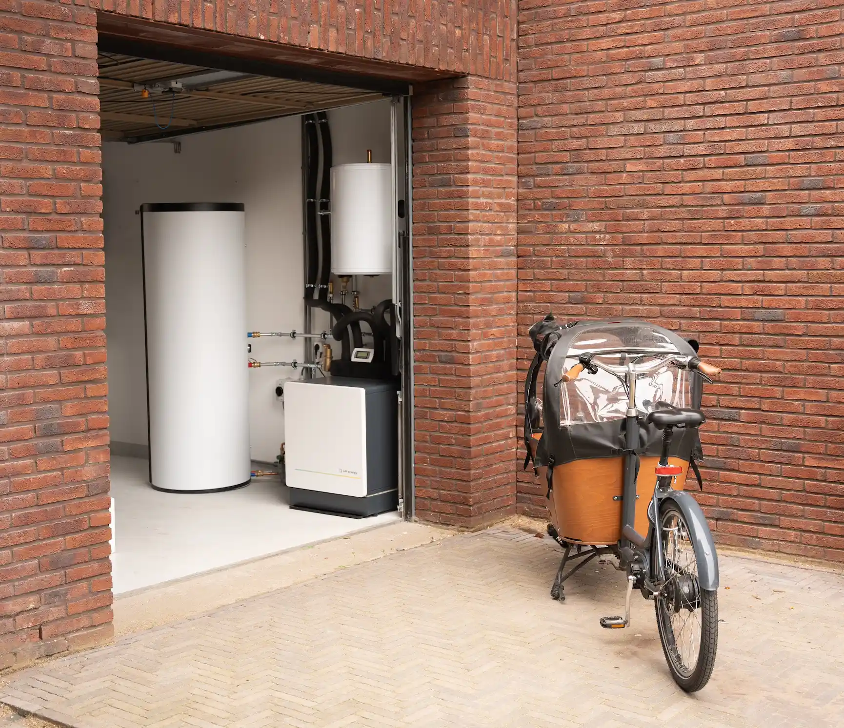 Binnenwerk PVT-systeem in garage met bakfiets