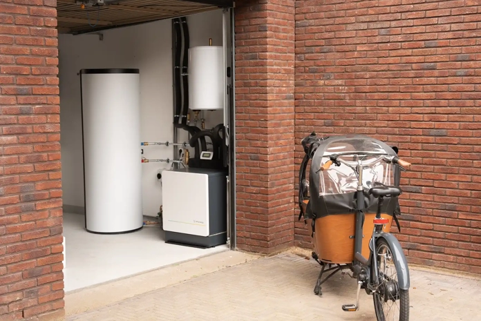 Binnenwerk PVT-systeem in garage met bakfiets