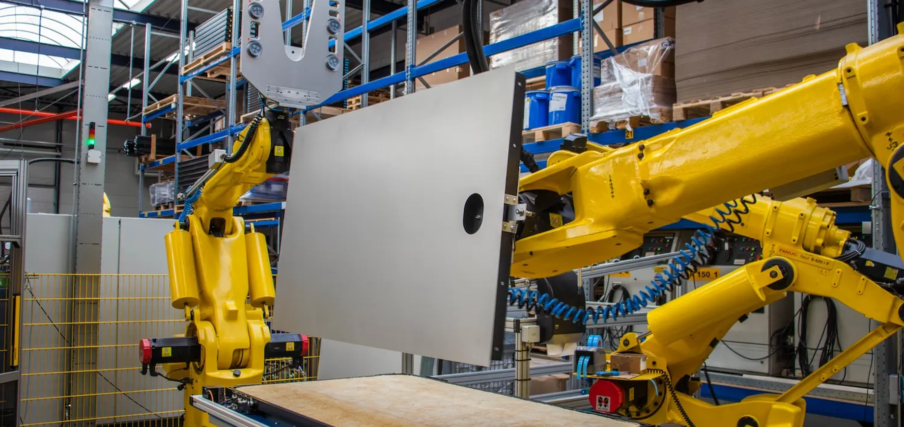 HR energy PVT-paneel productie | paneel opgetild door robot