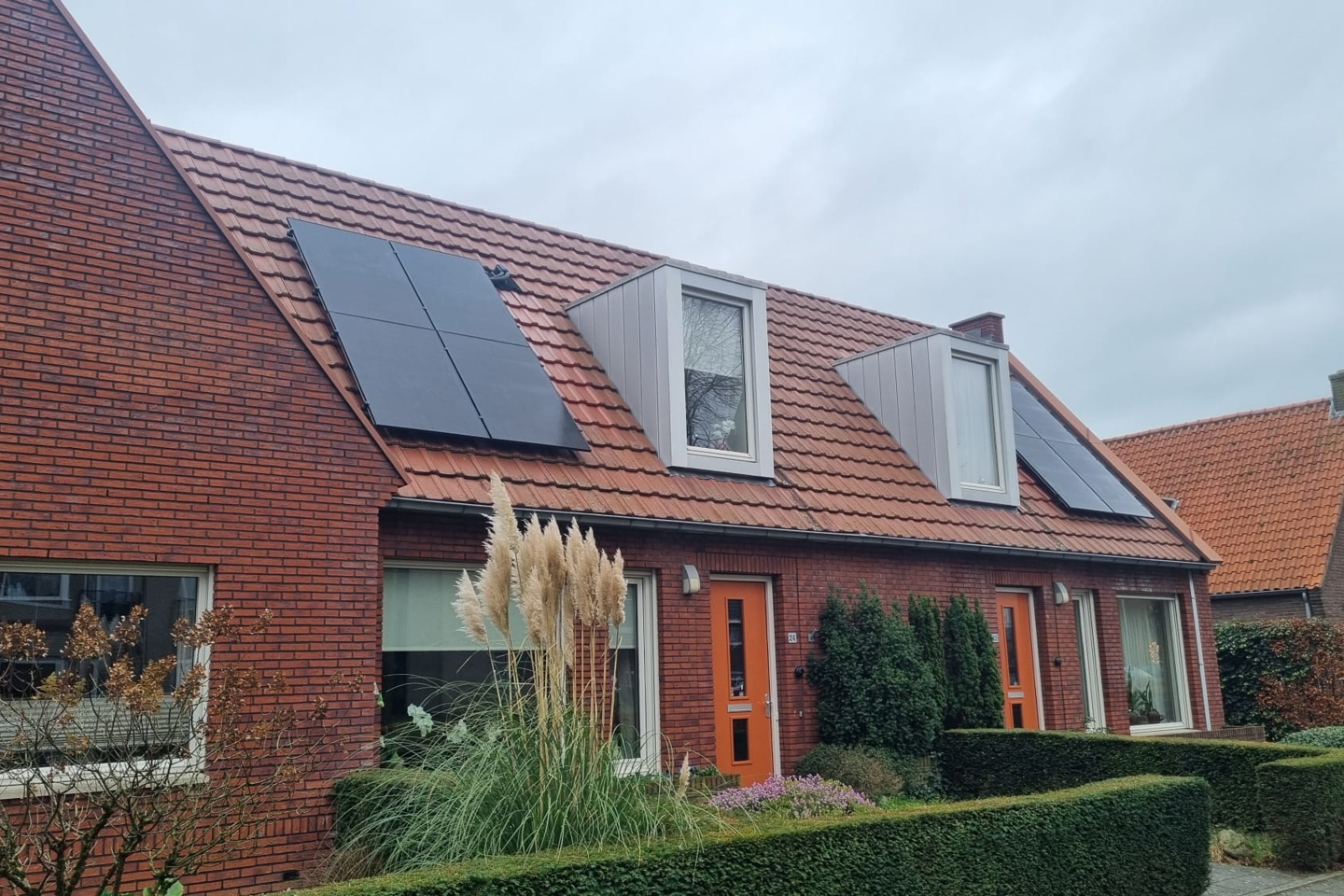Twee-onder-een kap woningen met PVT-panelen van HR energy op een schuin dak in Raalte