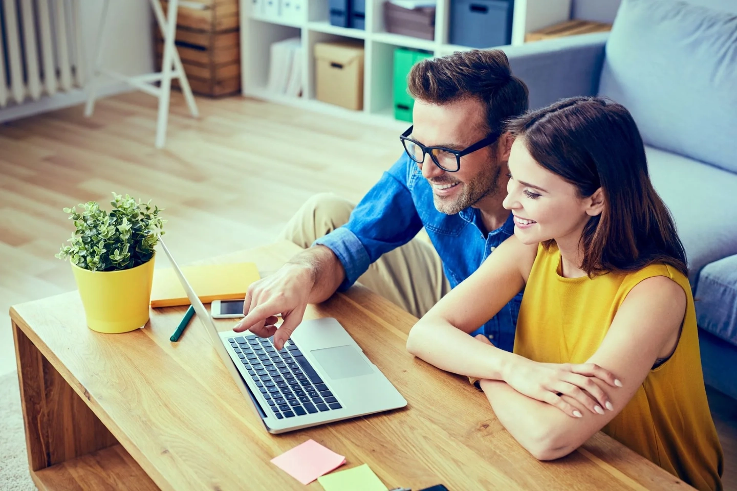Man en vrouw achter laptop
