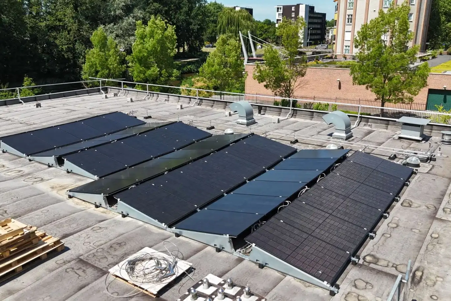 Kantoorpand Mercatus in Emmeloord met PVT-installatie na renovatie