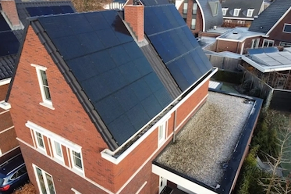 Luchtfoto van woning met PVT-panelen op het dak na installatie