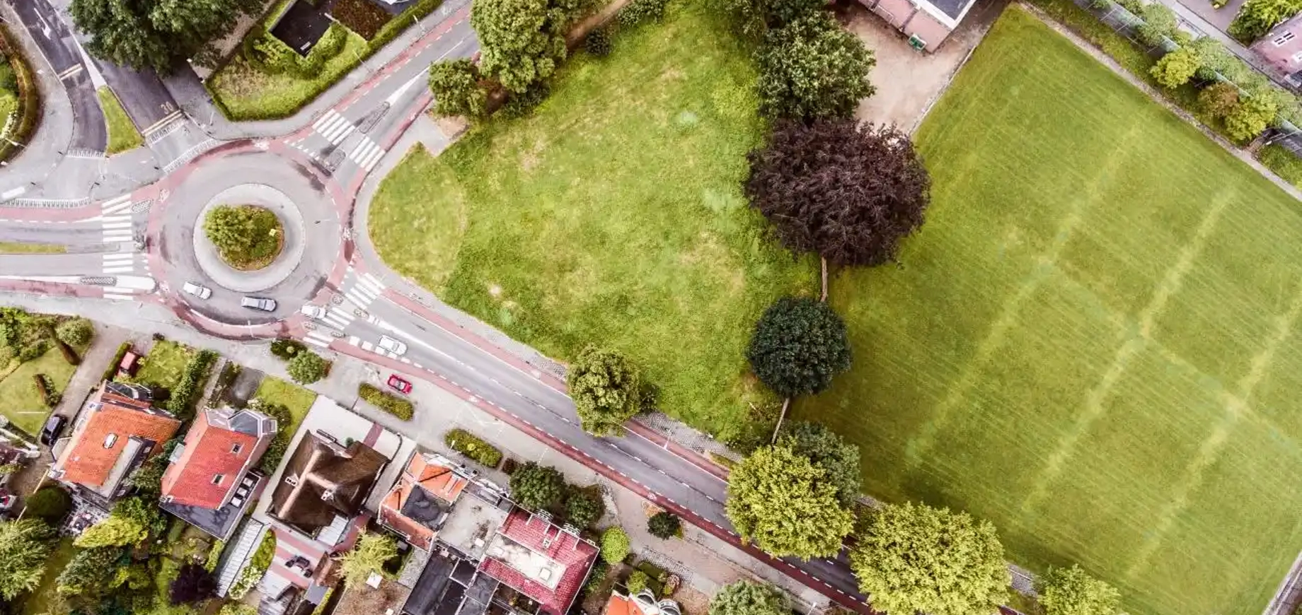 Bovenaanzicht van woonwijk met woningen in Nederland