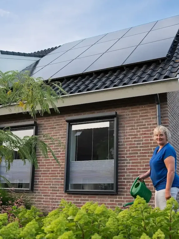 Koppel bij verduurzaamde woning met PVT-systeem in Naaldwijk