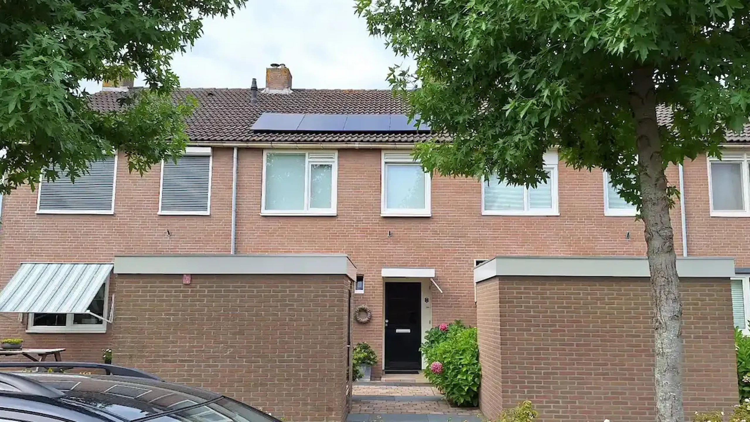 Rijtjeswoning met PVT panelen op dak in s-Gravenzande