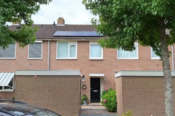 Rijtjeswoning met PVT panelen op dak in s-Gravenzande