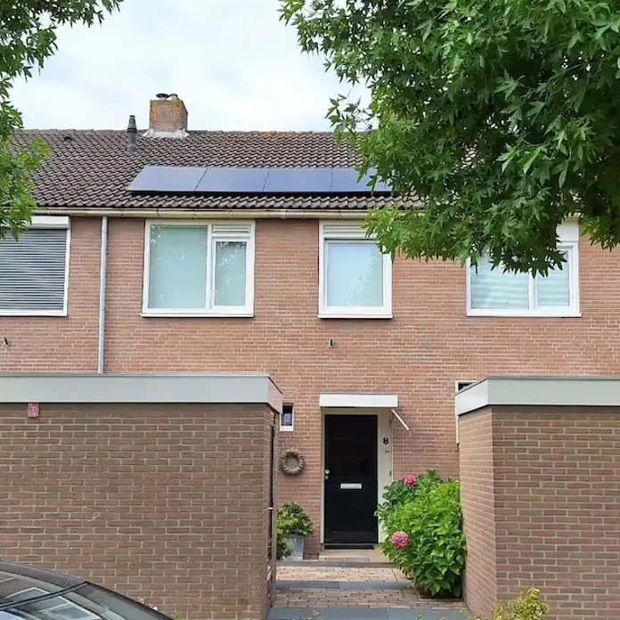 Rijtjeswoning met PVT panelen op dak in s-Gravenzande