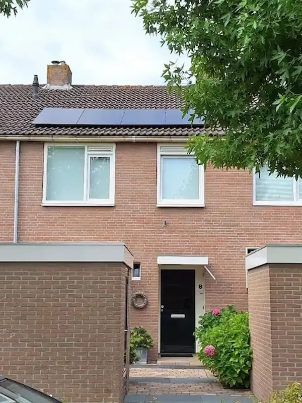 Rijtjeswoning met PVT panelen op dak in s-Gravenzande