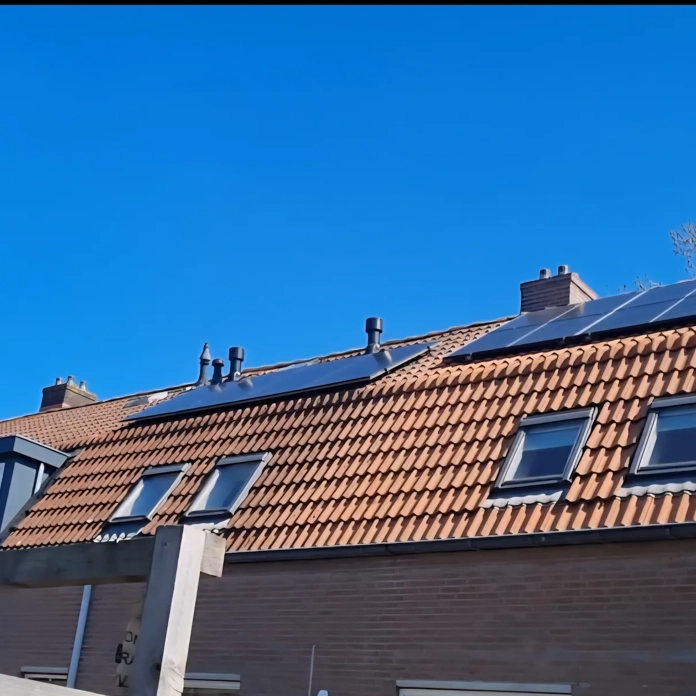 Rijtjeswoningen met PVT-panelen op het dak in Zwolle