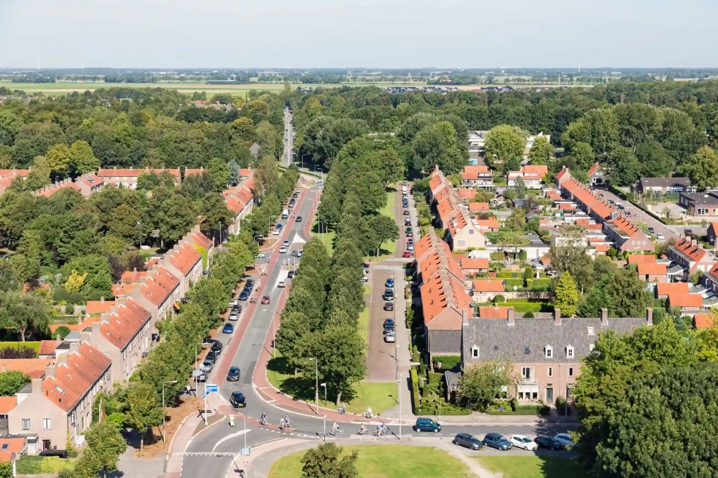 Nederlandse woonwijk vanuit de lucht met woningen