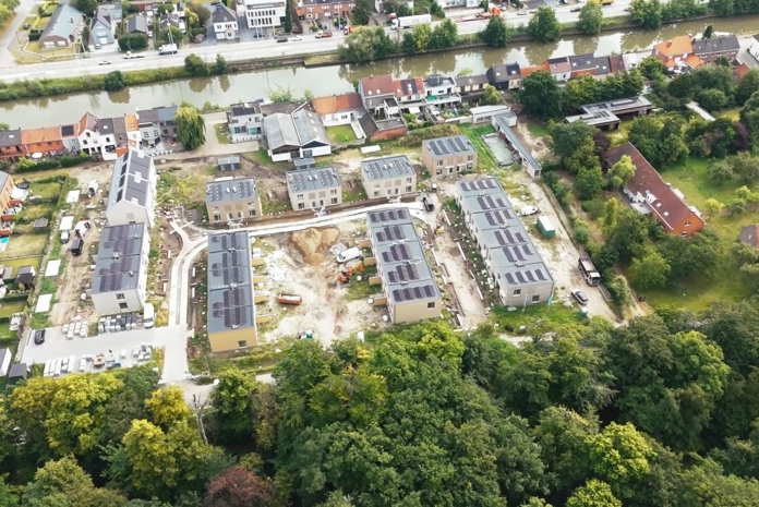 Bovenaanzicht van een wijk met HR energy PVT-panelen op het dak