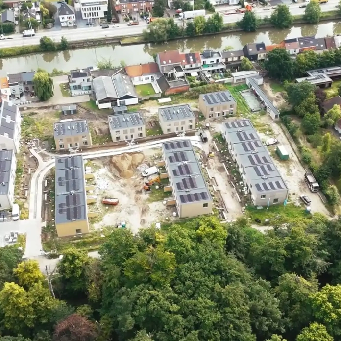 Luchtfoto van nieuwbouwwoningen met PVT-panelen op het dak in Mariakerke