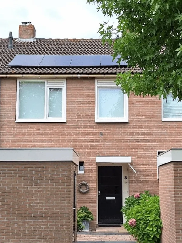 Rijtjeswoning met PVT panelen op het dak