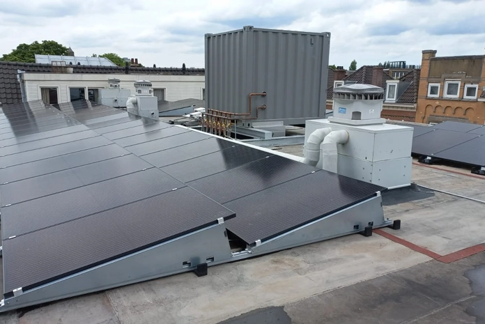 Rijen PVT-panelen op dak van gerenoveerde huurwoningen in Rotterdam