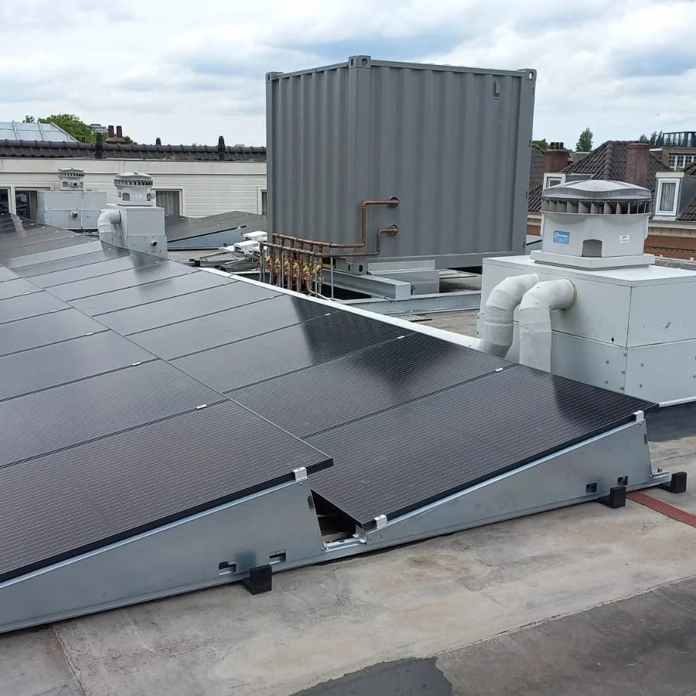 Rijen PVT-panelen op dak van gerenoveerde huurwoningen in Rotterdam