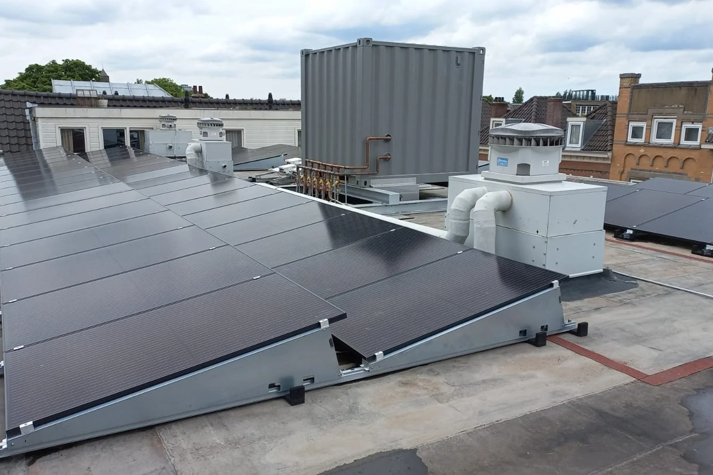 Rijen PVT-panelen op dak van gerenoveerde huurwoningen in Rotterdam