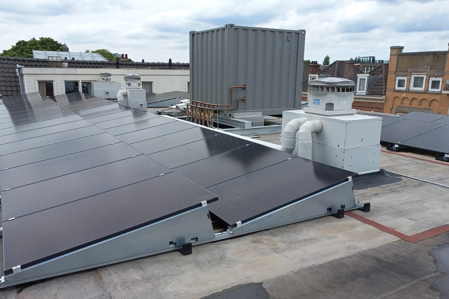 PVT panelen van HR energy op een appartementencomplex