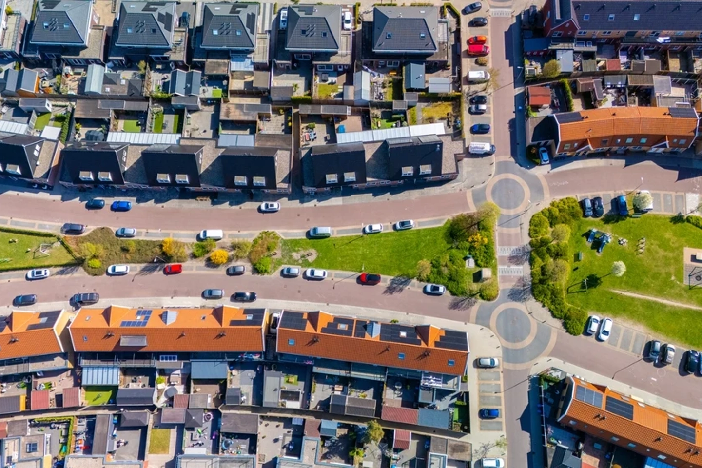 Luchtfoto van een Nederlandse woonwijk met huizen, straten en groenvoorziening
