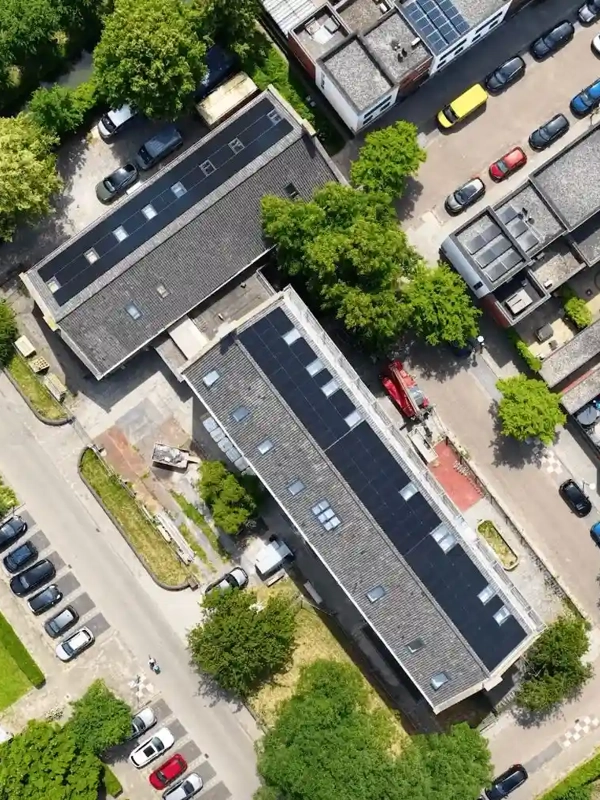 Bovenaanzicht van verduurzaamde woningen met PVT-systeem in IJsselstein